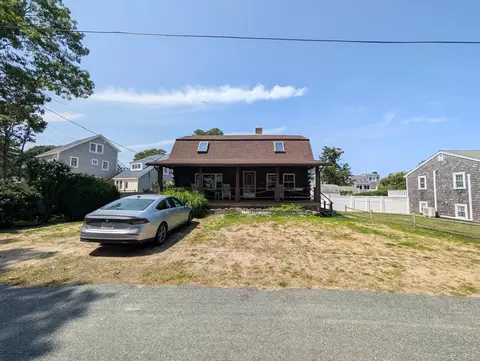 40 Daisy Hill Rd, Hyannis, MA 02601