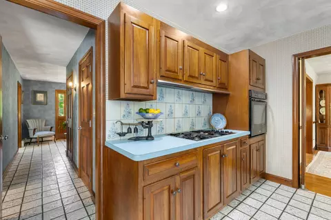 Entry Way - 2000 Bridge Rd, Eastham, MA 02642 photo 4 of 7
