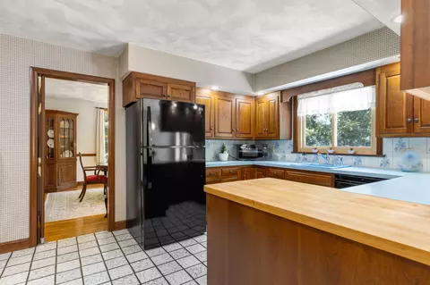 Kitchen - 2000 Bridge Rd, Eastham, MA 02642 photo 2 of 3