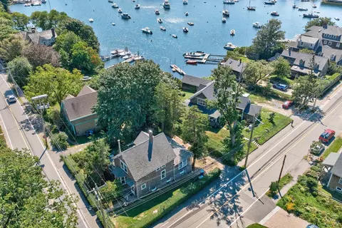 62 School St, Woods Hole, MA 02543