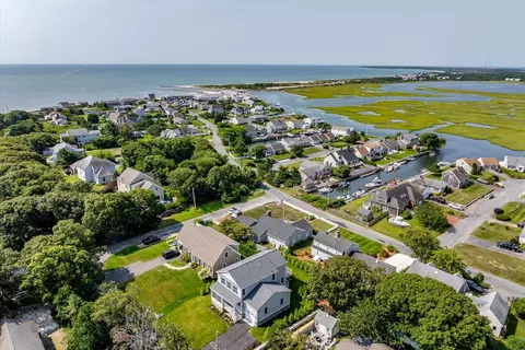 29 Parkers Neck Rd, South Yarmouth, MA 02664