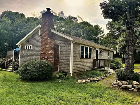 11 Stanley St, Oak Bluffs, MA 02557