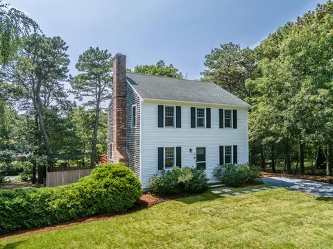 19 Waltham Cir, West Yarmouth, MA 02673