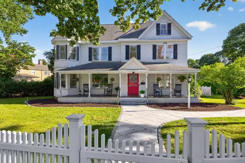 1 Main St, Falmouth, MA 02540