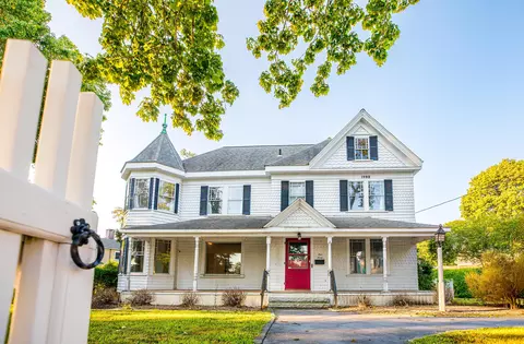 1 Main St, Falmouth, MA 02540