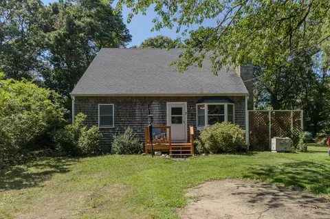 2 Winemack St, Oak Bluffs, MA 02557