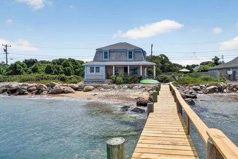 27 Beach Rd, Oak Bluffs, MA 02557