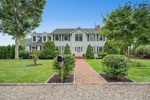 12 Gordon Ln, Yarmouth Port, MA 02675
