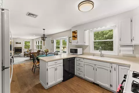 Kitchen - 84 Eel Pond Rd, Monument Beach, MA 02553 photo 4 of 5