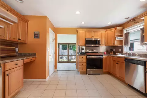 Entry Way - 5 Birch St, Buzzards Bay, MA 02532 photo 1 of 3