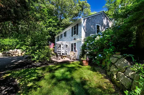 72 Benjamin Nyes Ln, Falmouth, MA 02540