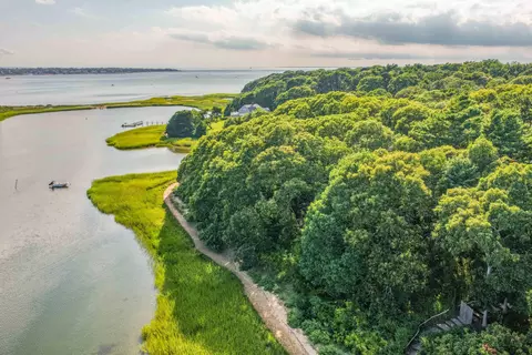221 Scraggy Neck Rd, Cataumet, MA 02534