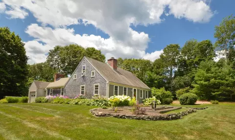 18 Manor Dr, East Sandwich, MA 02537