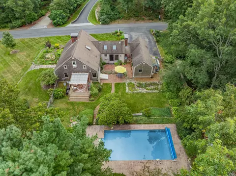 18 Manor Dr, East Sandwich, MA 02537
