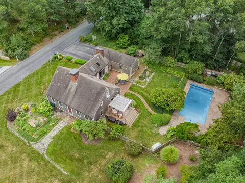18 Manor Dr, East Sandwich, MA 02537