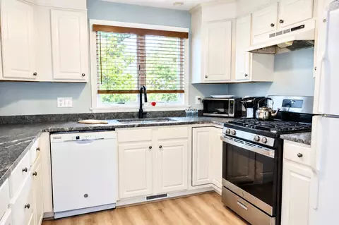 Kitchen - 15 Classic Cir UNIT 15, Mashpee, MA 02649 photo 1 of 2