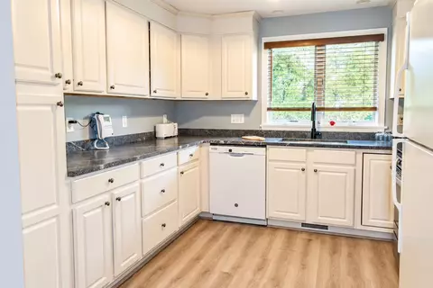 Kitchen - 15 Classic Cir UNIT 15, Mashpee, MA 02649 photo 2 of 2