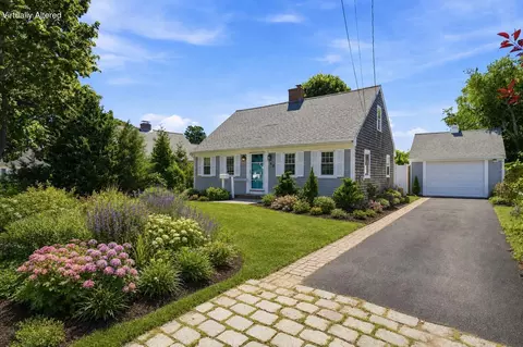 35 Walnut St, Hyannis, MA 02601