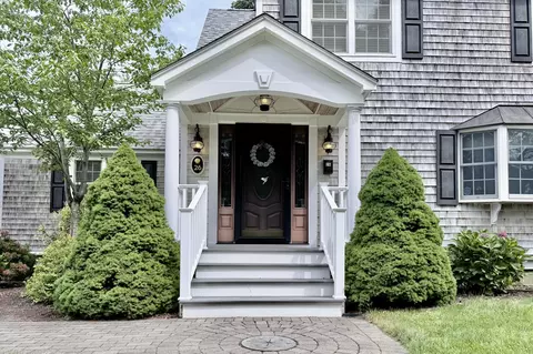 26 Skyline Dr, West Yarmouth, MA 02673