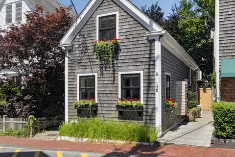 130 Commercial St, Provincetown, MA 02657