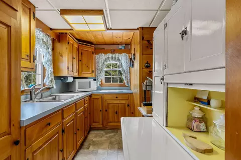 Kitchen - 350 Shurtleff Rd, Eastham, MA 02642 photo 2 of 3