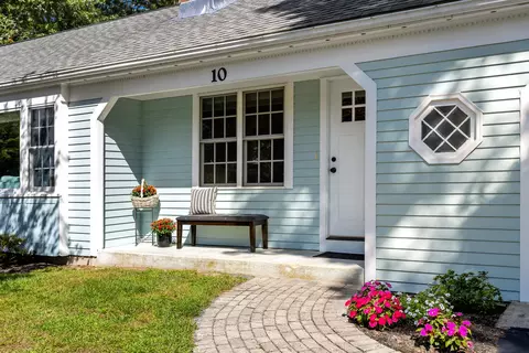 10 Templeton Pl, West Yarmouth, MA 02673