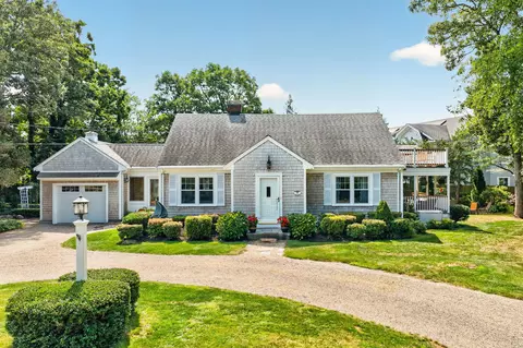 16 Jetty Ln, Falmouth, MA 02540