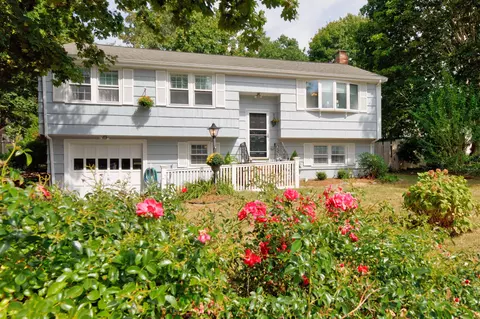 3 Elizabeth Rd, Pocasset, MA 02559
