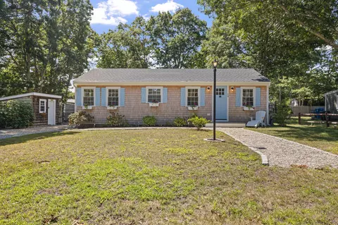 19 Sachem Dr, Falmouth, MA 02540