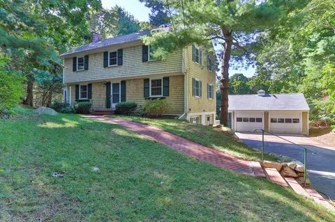16 Greengate Rd, Falmouth, MA 02540