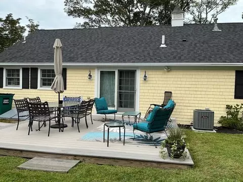 Exterior - 140 Sixth Ave, West Hyannisport, MA 02672 photo 3 of 10