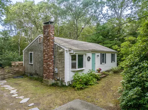 666 Boxberry Hill Rd, Hatchville, MA 02536