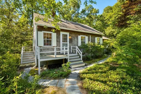 89 F R Lillie Rd, Woods Hole, MA 02543
