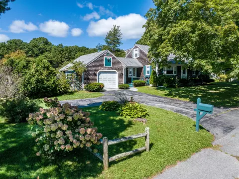 87 Central Ave, East Falmouth, MA 02536