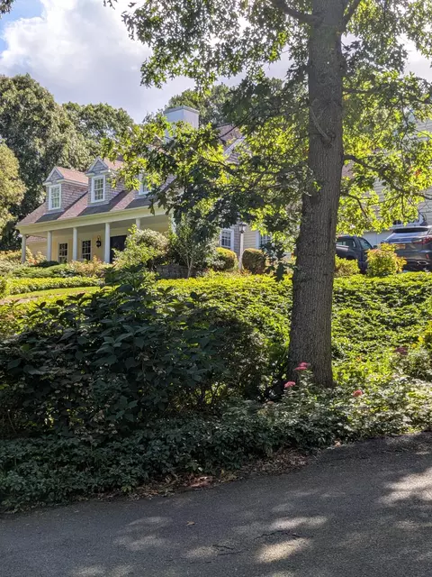 11 Manor Dr, East Sandwich, MA 02537