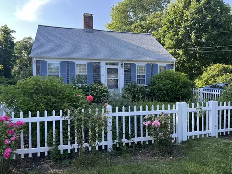 170 Lakeview Ave, Falmouth, MA 02540
