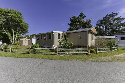 Exterior - 2 5th Ave #2, Bourne, MA 02532 photo 2 of 9