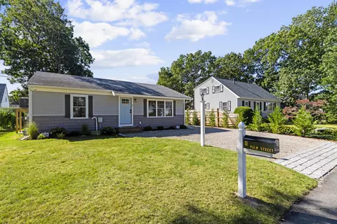 11 Palm St, Teaticket, MA 02536