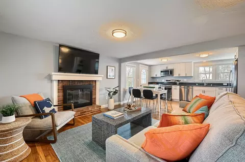 32 Washington Ave, Hyannis, MA 02601