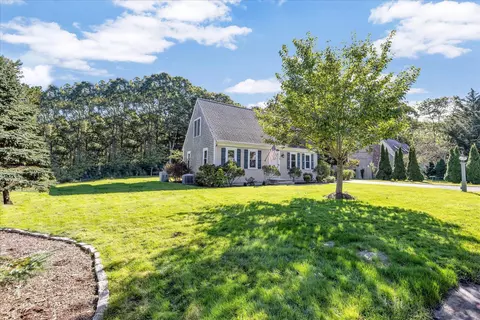 87 Seabrook Dr, Teaticket, MA 02536