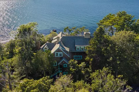 46 Gardiner Rd, Woods Hole, MA 02543