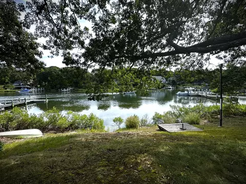 82 Edgewater Dr, East Falmouth, MA 02536