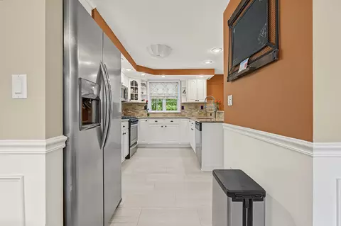 Entry Way - 19 Maple St, Mashpee, MA 02649 photo 5 of 6