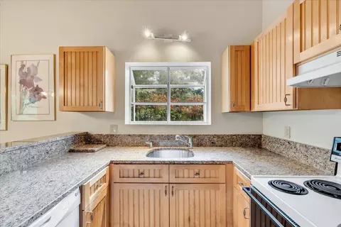 Kitchen - 98 Shellback Way #O, Mashpee, MA 02649 photo 2 of 3