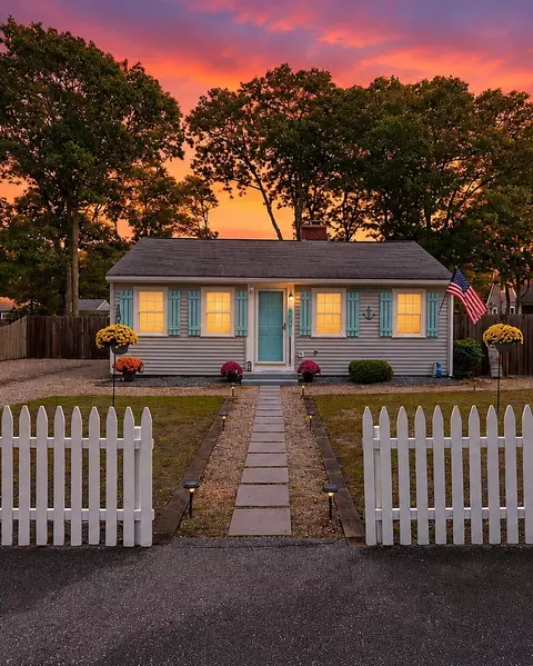 16 Thatcher Rd, West Yarmouth, MA 02673