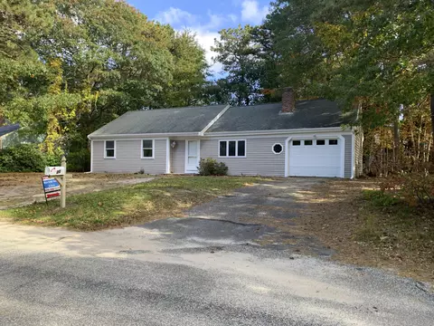 20 Harding Ln, West Yarmouth, MA 02673