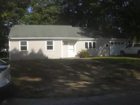 20 Harding Ln, West Yarmouth, MA 02673