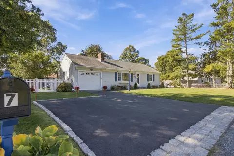 7 Spinning Brook Rd, South Yarmouth, MA 02664