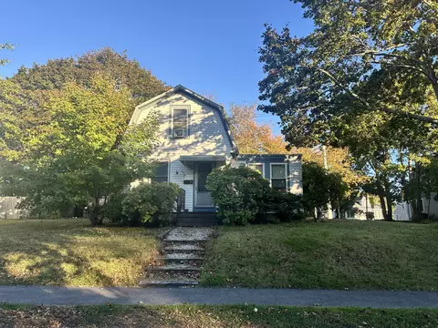 76 Walker St, Falmouth, MA 02540