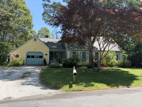 40 Vandermint Ln, Hyannis, MA 02601